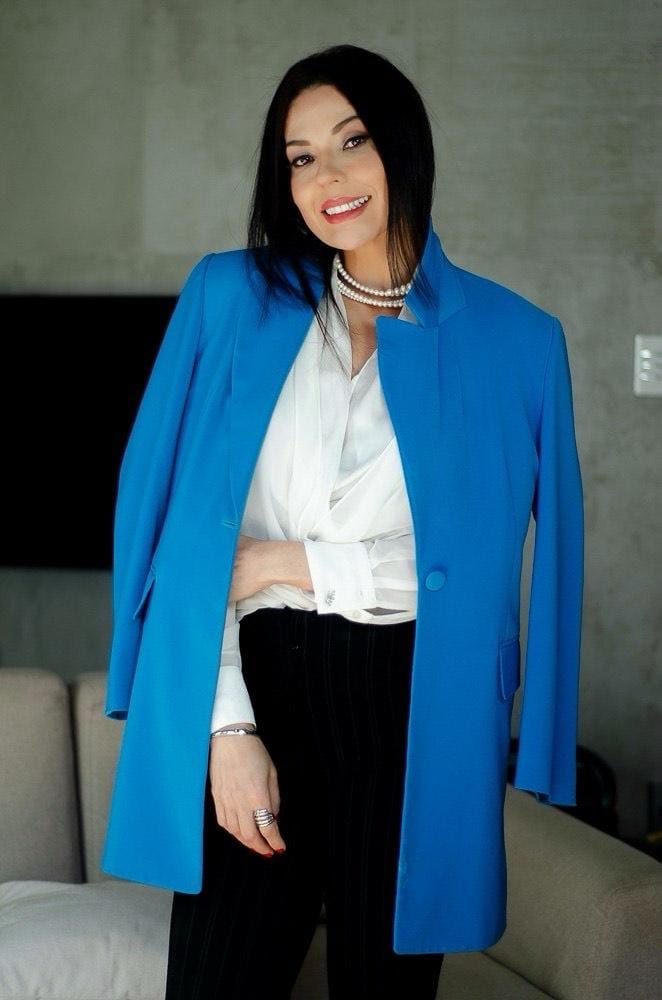 Ana Paula Mendes con blazer azul